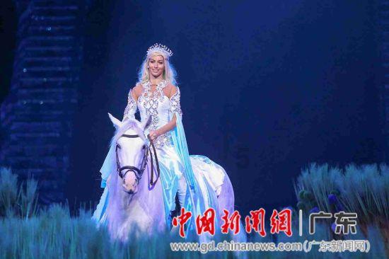 重庆黔江：志愿者为村民写春联送祝福