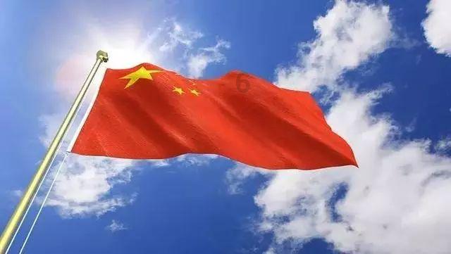 纪实：三名女子因为男人当街相互撕扯，旁观者：上衣都被扯烂了