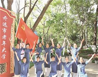 阿姨候车摔倒血流不止，市公卫中心护士跪地救助