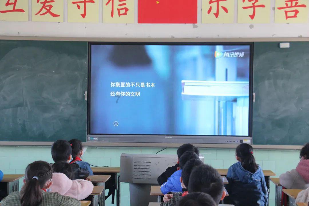 上课没忍住偷偷玩了一下手机，没被发现有关系吗？游戏画面