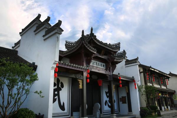 逃离诡异小镇
