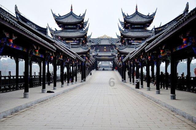 逃离残破的船只