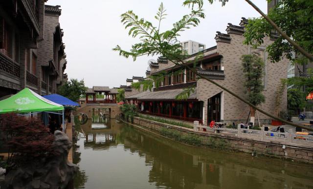 如果你的同事说你老板的坏话，你会向老板报告吗？游戏画面